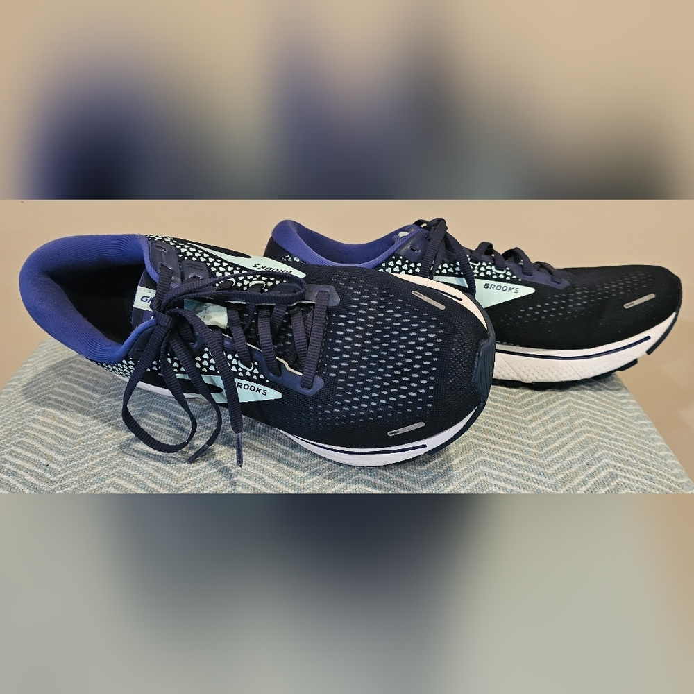 BROOKS WOMEN'S GHOST 14 ATHLETIC SHOES - PEACOAT/YUCCA/NAVY, Size 11 - Picture 2 of 15
